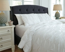 Load image into Gallery viewer, Rimy - Comforter Set